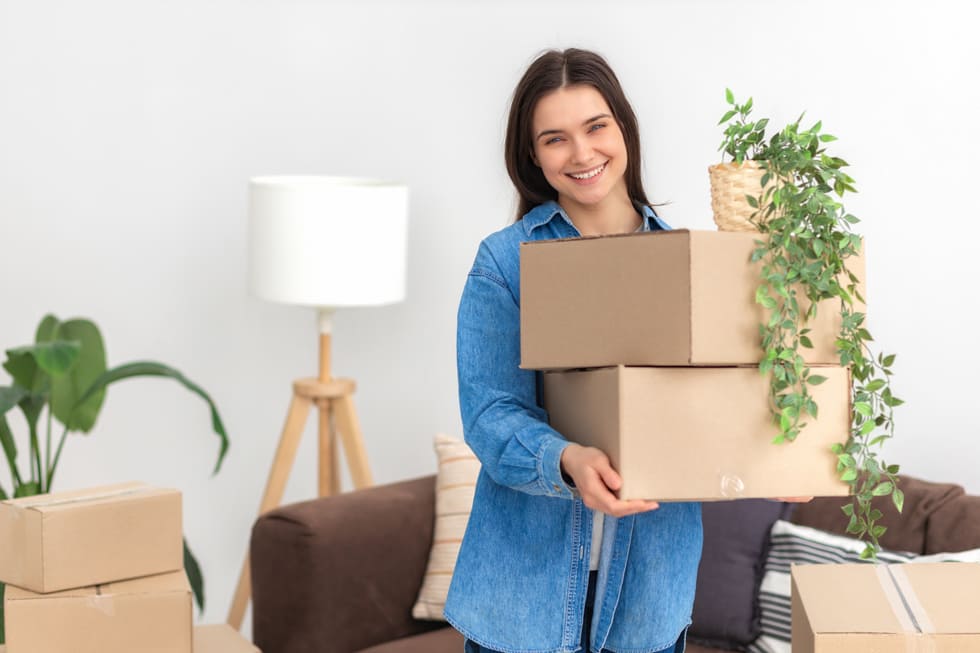 Moving_AdobeStock_566051246_web First Apartment - Packing